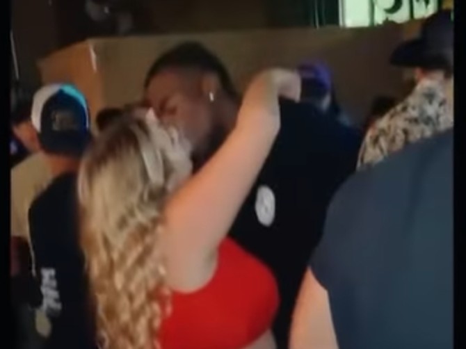 Ljubio se sa devojkom u klubu, a onda je pogledao svoje lice
