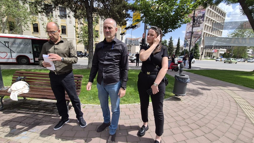 Mića i Sanja Simić sa advokatom 