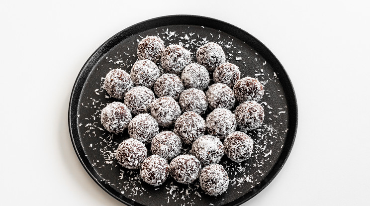 Főzés nélkül készíthető el a kókuszreszelékbe forgatott csokis golyó/Fotó: Shutterstock