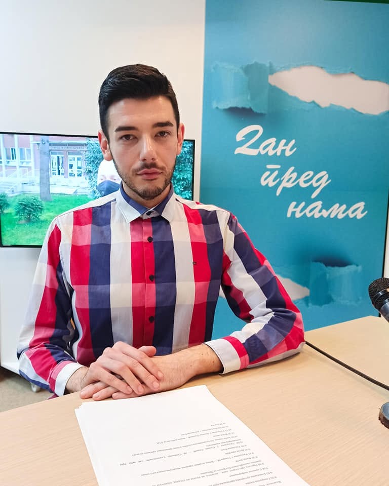 Srbský moderátor Marko Dejanović. 