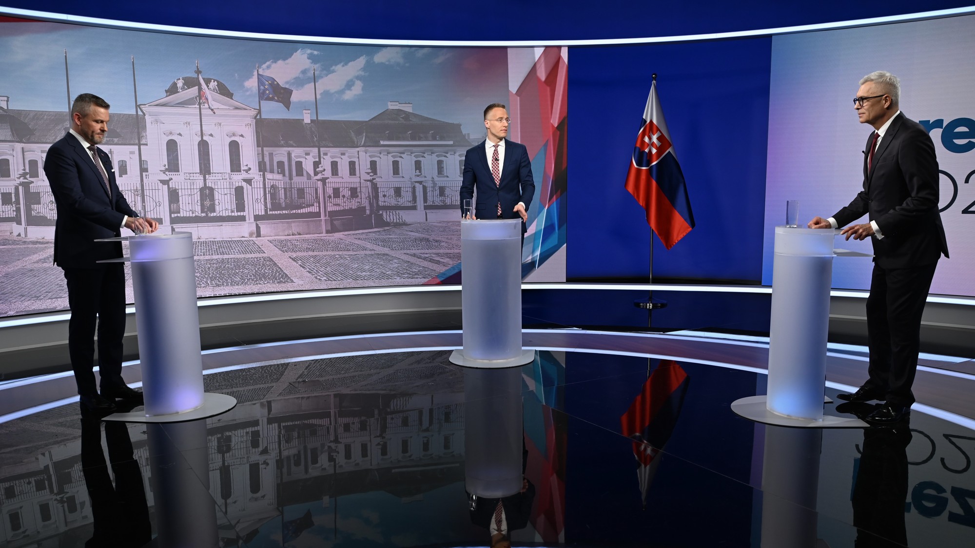 Moderátor Michal Kovačič, Ivan Korčok a Peter Pellegrini počas predvolebnej diskusie.