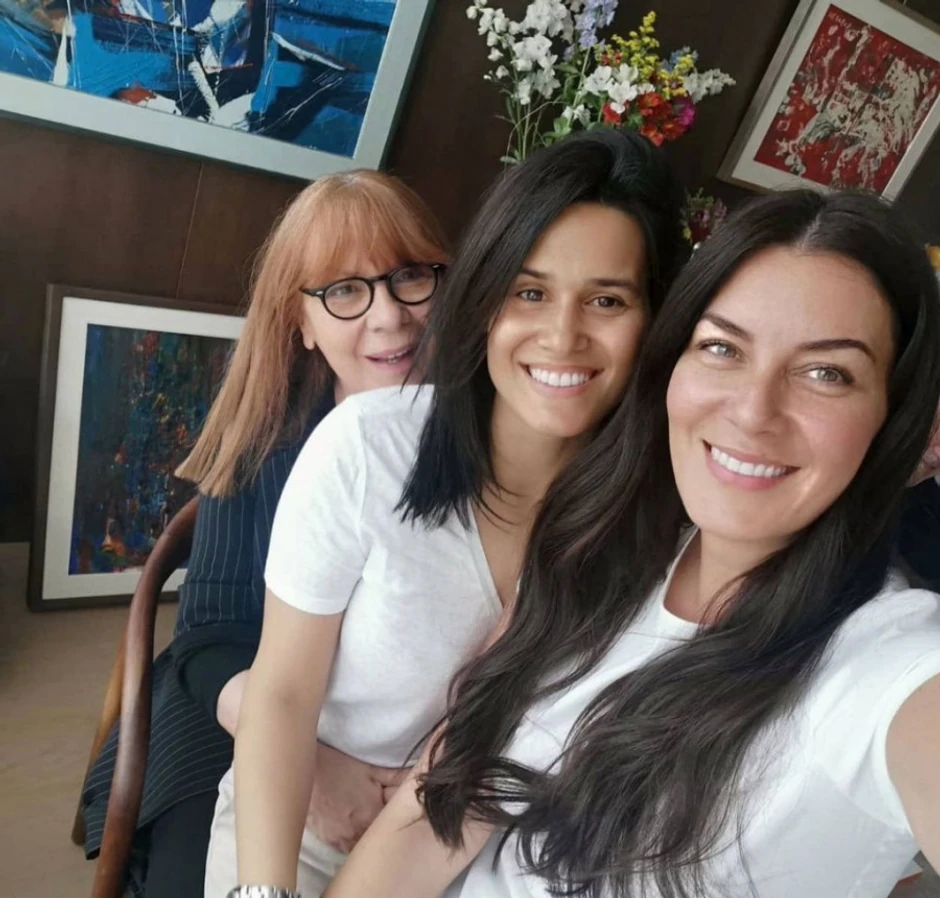 Ana sa majkom Ljiljom i Marijom