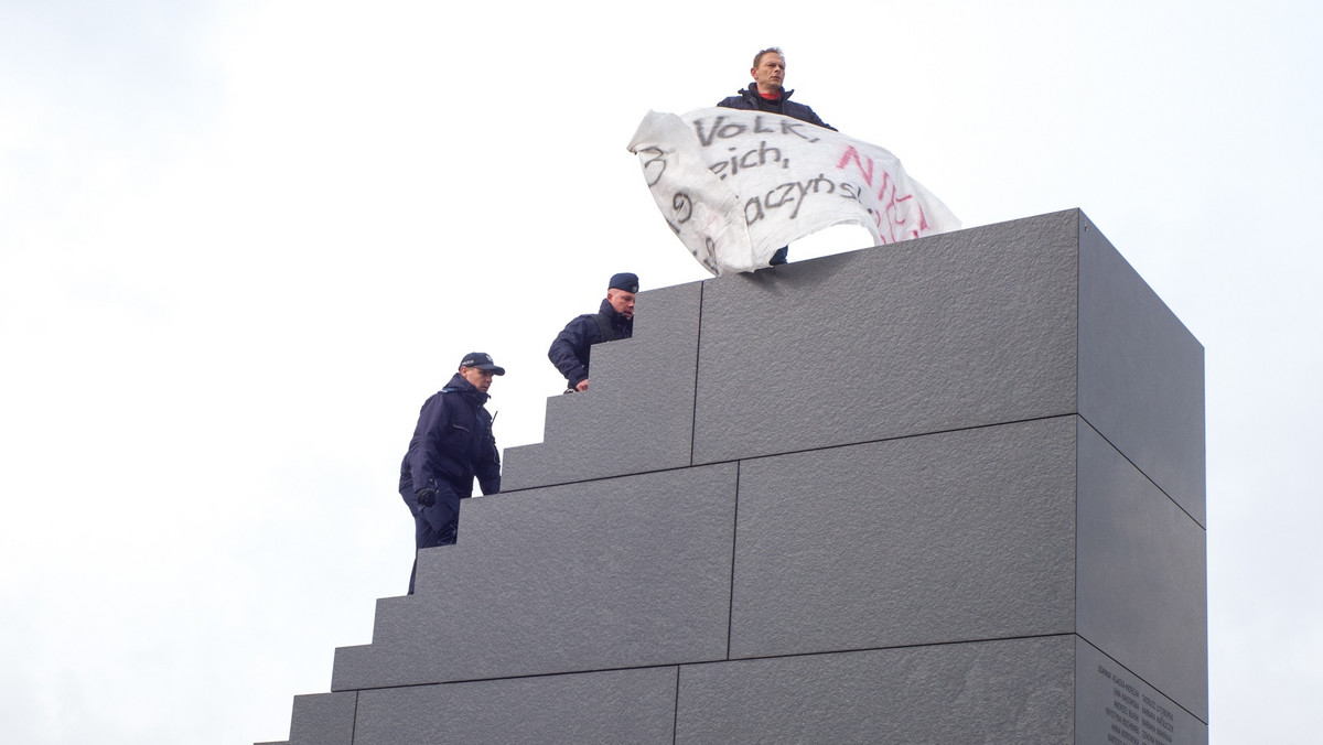 Warszawa: mężczyzna wszedł na szczyt pomnika smoleńskiego