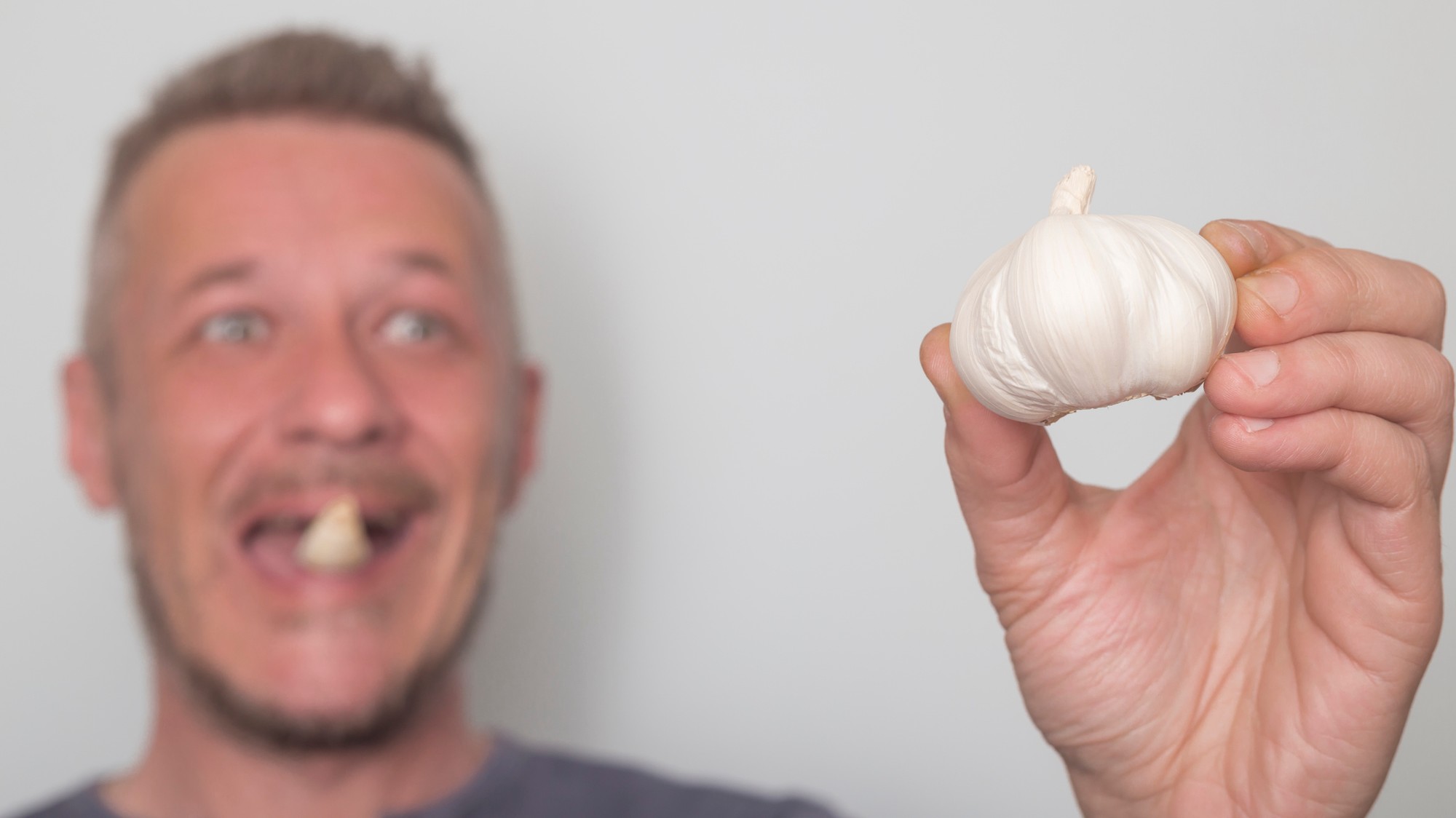 Cesnakový extrakt vďaka svojim antiseptickým účinkom vykazuje výsledky porovnateľné s chlorhexidínom. (ilustračné foto)