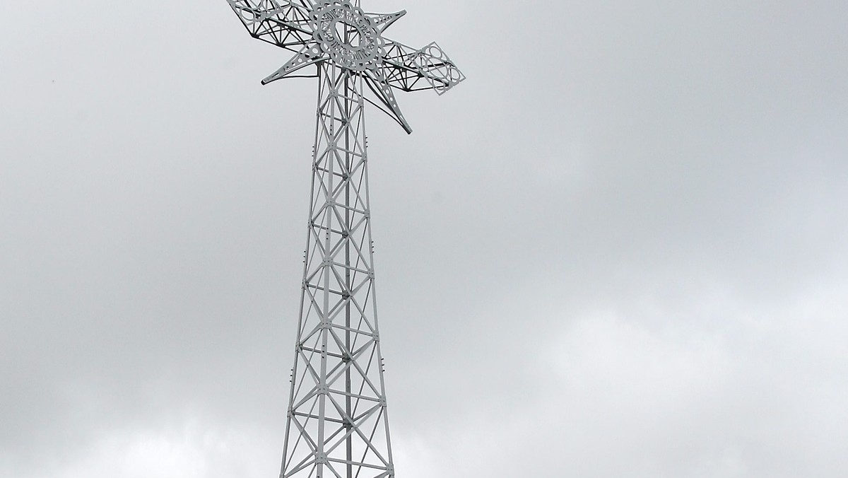 Groźny incydent pod Giewontem. Turyści, którzy próbowali ominąć kolejkę na górę zrzucili na innego turystę kamień - informuje RMF FM.