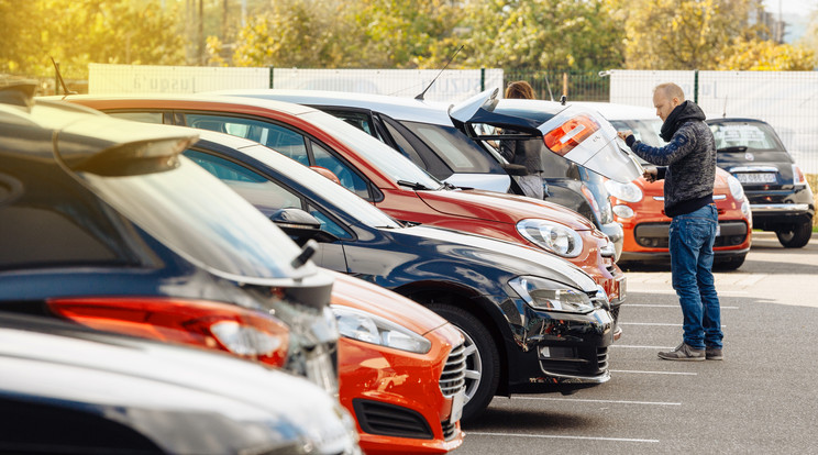 A gépjárműadat-lekérdező rendszer ingyenes. Körültekintő vásárló igénybe veszi, mielőtt fizet
egy autóért/Fotó:Istock