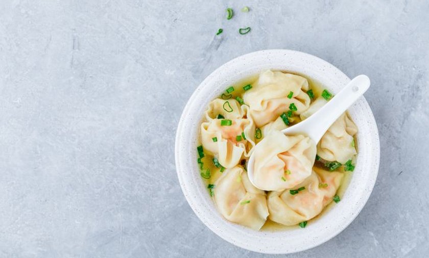 Pierożki wonton podane z bulionem