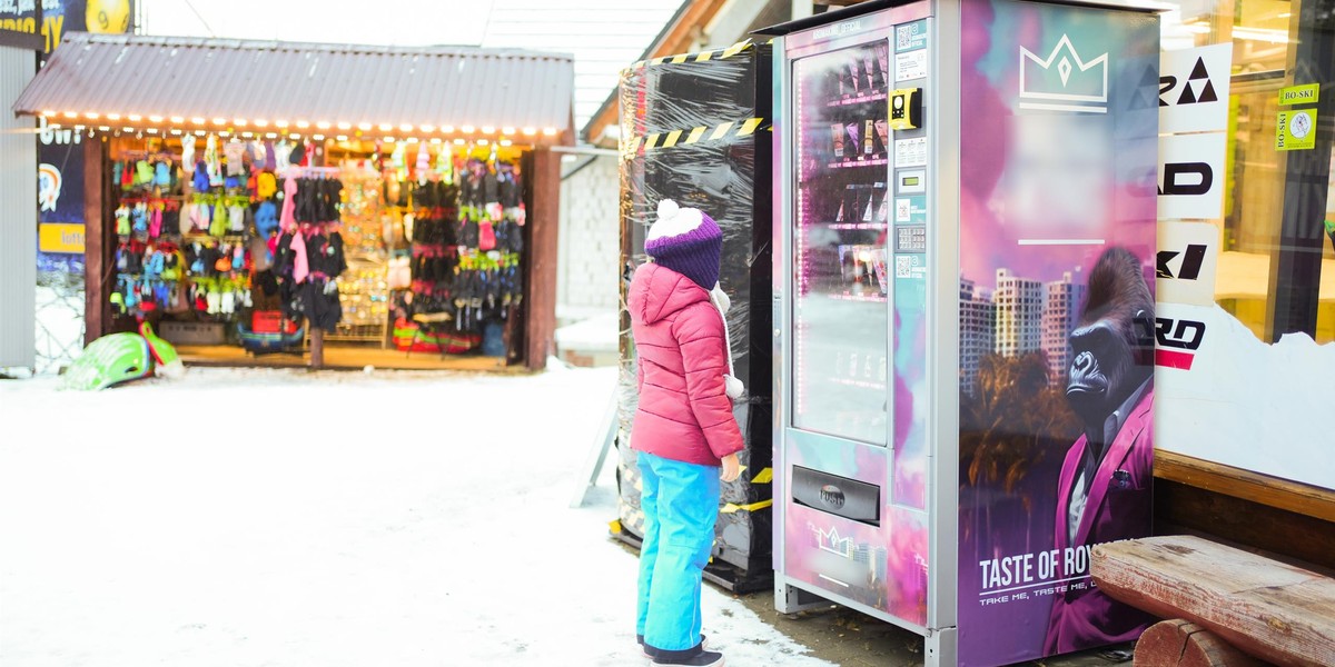 Przed strefą rozrywki stoją automaty z papierosami elektronicznymi