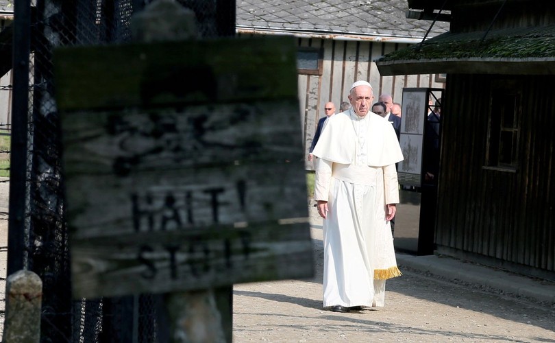 Papież Franciszek na terenie byłego obozu zagłady Auschwitz-Birkenau