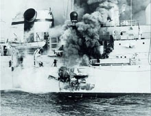 1982 - HMS Sheffield - Brytyjski niszczyciel został trafiony rakietą podczas wojny na Falklandach i zatonął. Powód: przed uderzeniem software samoczynnie przełączył system obrony statku w tryb "Safe". (Fot. Chip.pl)