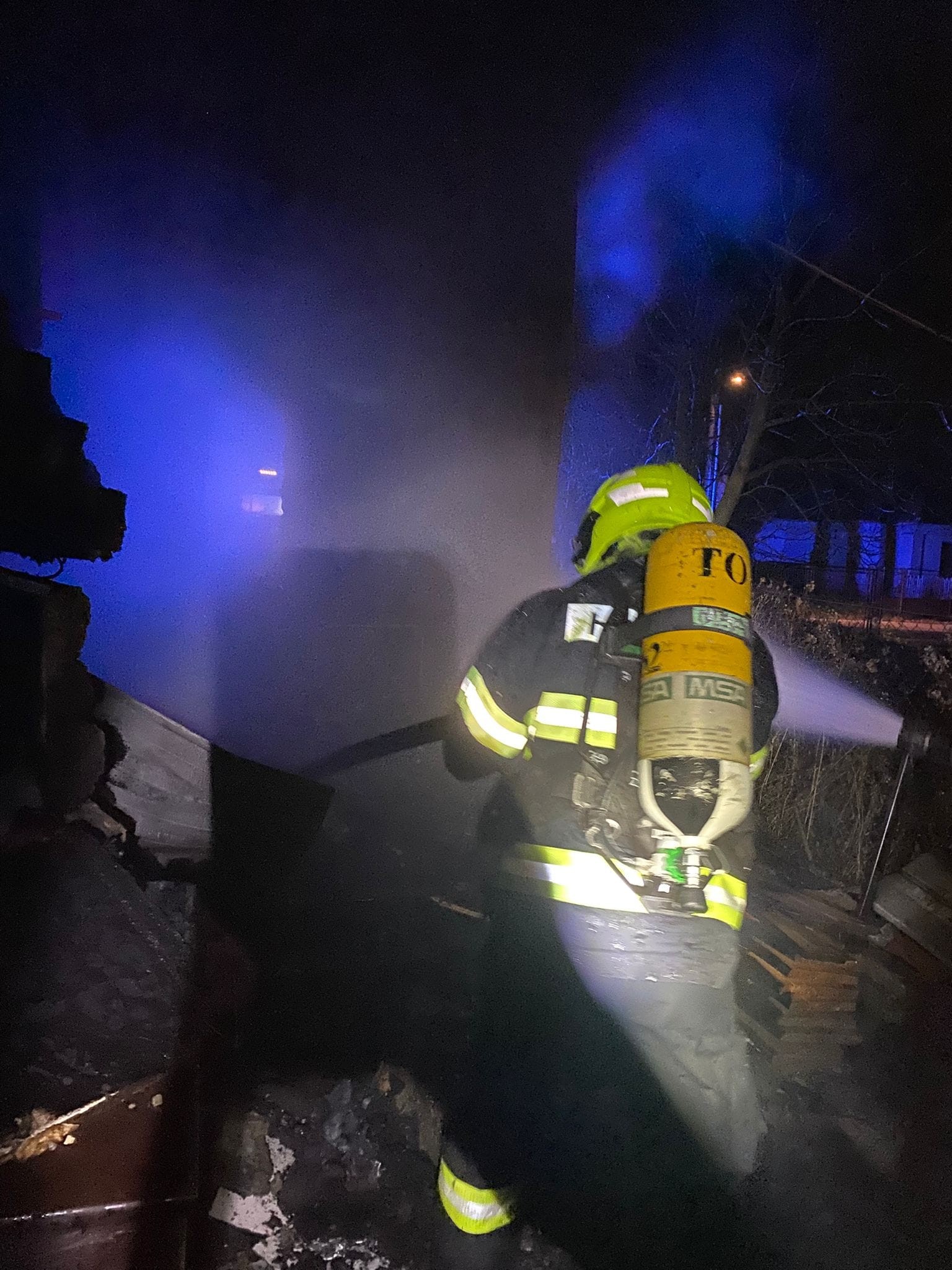 Pri požiari maringotky v Horných Štitároch prišla o život jedna osoba.