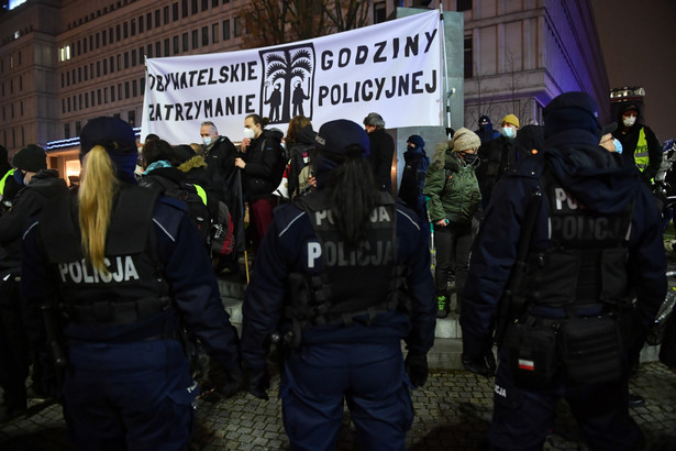 Uczestnicy protestu przeciwko zakazowi przemieszczania się w noc sylwestrową