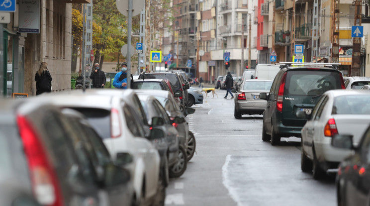 A járvány végeztével viszont minden akadály elhárult az új parkolási rendszer elől / Fotó: Varga Imre