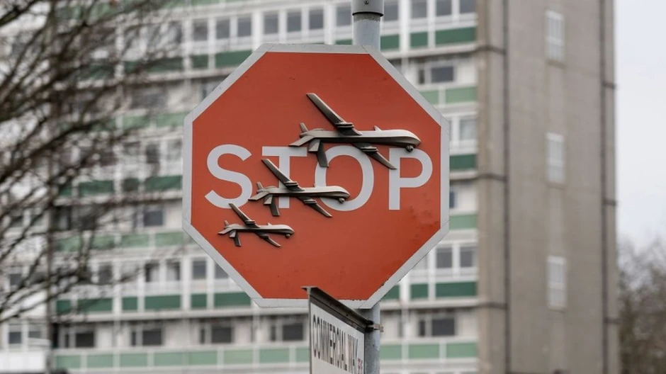 Ovo delo postavljeno je na saobraćajni znak blizu Komeršal veja u južnom Londonu | Foto: PA Media