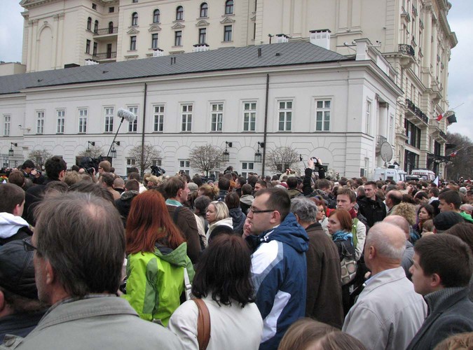 Tłumy ludzi przed Pałacem Prezydenckim