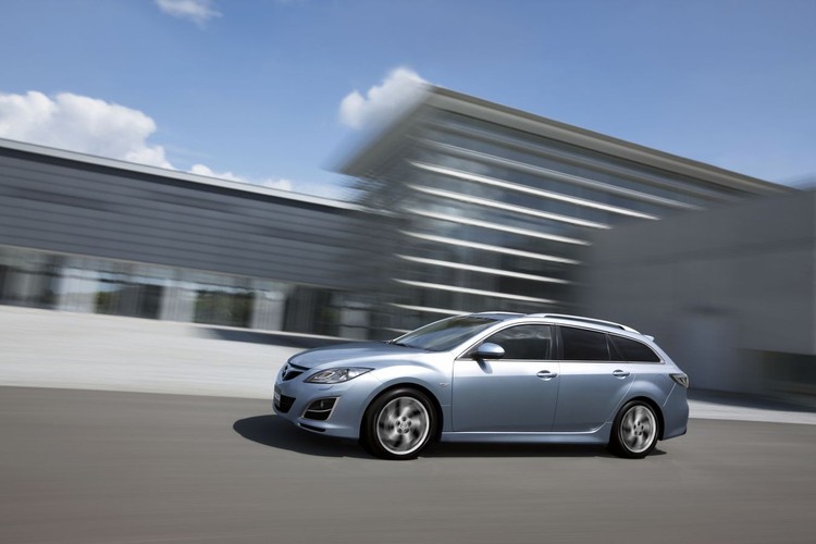 Kierowca dostanie do wyboru sześć silników, w tym mocną, nową jednostkę benzynową 2.0 DISI (direct-injection spark ignitron, czyli układ wtrysku bezpośredniego). Aut wyposażone w ten motor ma spalać mniej paliwa
i emitować mniej spalin niż silnik 2.0, który zastępuje