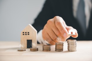 9 tys. zł – taki podatek od mieszkania zapłacą Polacy którzy zdecydują się na zakup tych nieruchomości. Im większa wartość nieruchomości, tym wyższa danina