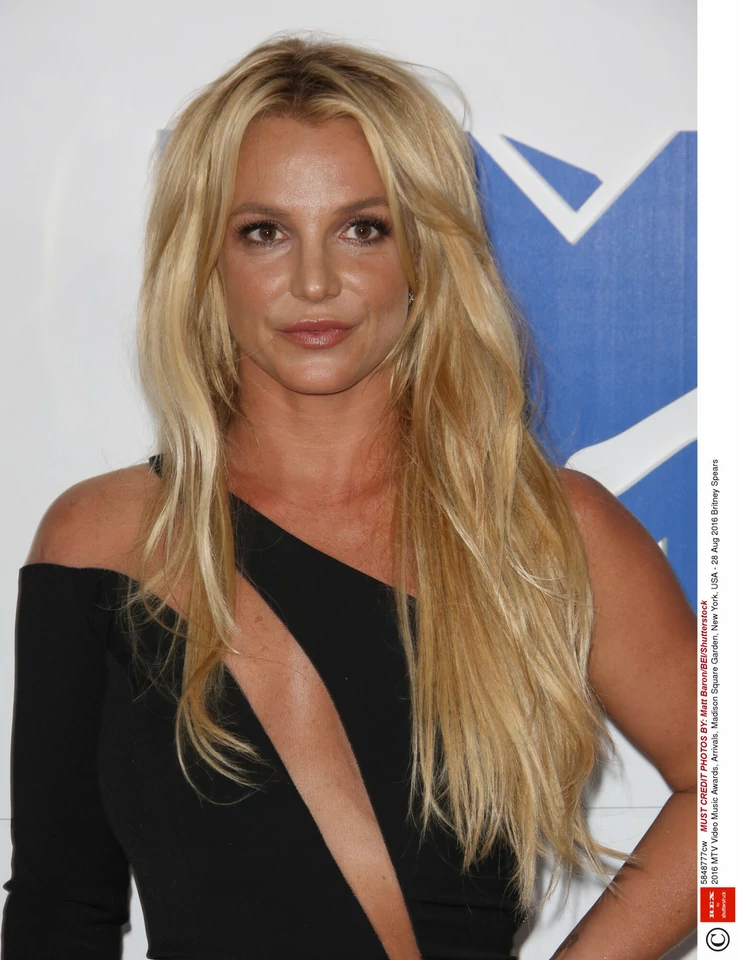 Britney Spears nie ma na swoim koncie incydentu z fanem. Nawet dawała im możliwość spotkania się z nią, ale za taką przyjemność trzeba było sporo zapłacić. Koszt spotkania z artystką wynosił 2,5 tys. dol. Warto dodać, że trwało ono czasem zaledwie kilka sekund, podczas których nikt nie mógł dotknąć piosenkarki. To chyba niezbyt interesująca oferta dla fanów. <br><br> Chcesz podzielić się ciekawym newsem lub zaproponować temat? Skontaktuj się z nami, pisząc maila na adres: <b>plejada@redakcjaonet.pl</b>. Dziękujemy, że przeczytałaś/eś nasz artykuł do końca. Jeśli chcesz być na bieżąco z życiem gwiazd, zapraszamy do naszego serwisu ponownie!