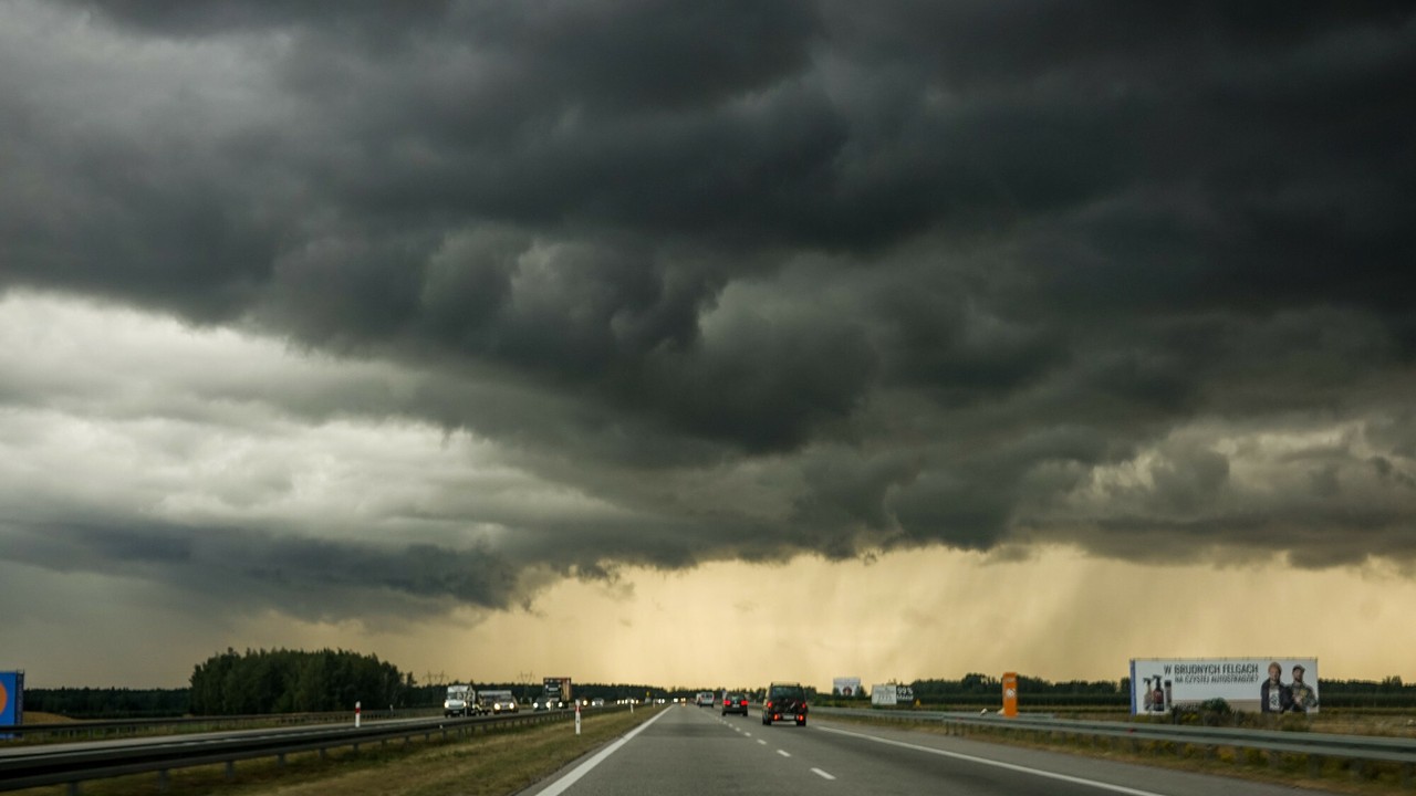 Alert RCB w części kraju. "Zachowaj ostrożność i zabezpiecz rzeczy"