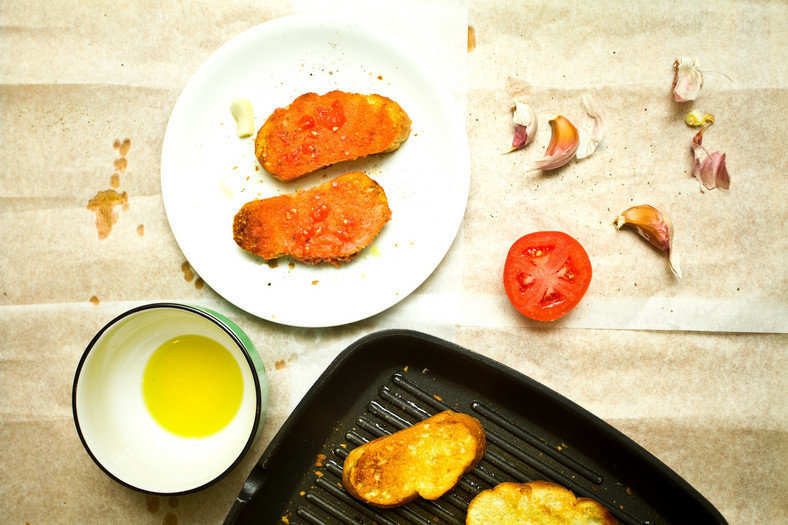 Pyszna przystawka z Hiszpanii - pa amb tomaquet chleb z pomidorem