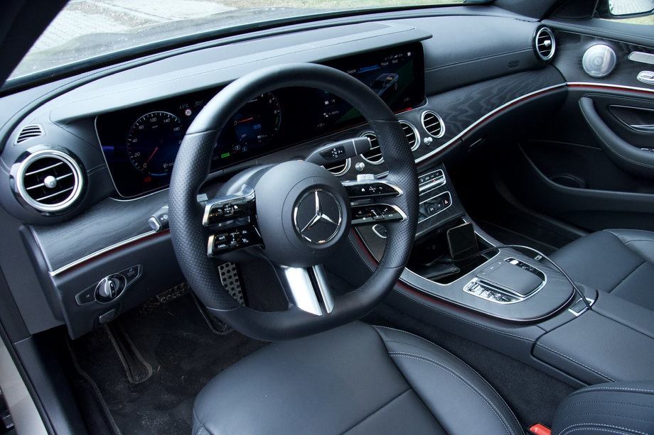 Za interakcję między kierowcą a samochodem odpowiada interfejs MBUX, w skład którego wchodzą m.in. dwa ekrany, w tym dotykowy na konsoli środkowej, a także asystentka głosowa, aktywowana komendą "Hej, Mercedes!". 