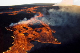 Wybucha Mauna Loa na Hawajach. Największy aktywny wulkan na świecie sprawił, że niebo zalała czerwień