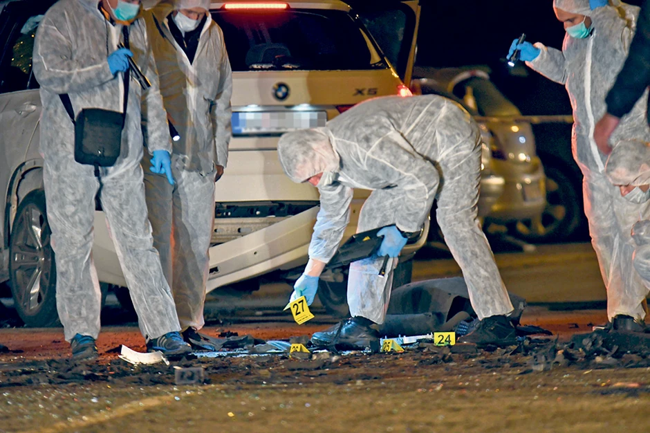 Automobil koji su koristili napadač i njegov pomoćnik nađen je zapaljen, a policija je našla čaure na mestu pucnjave