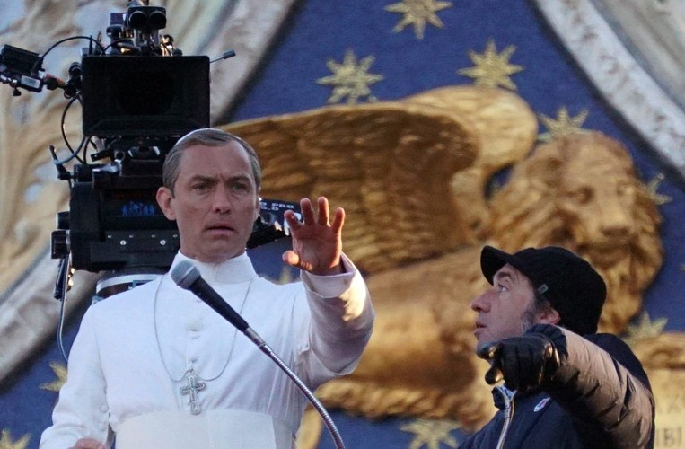 Jude Law papieżem na planie serialu 'The young pope'