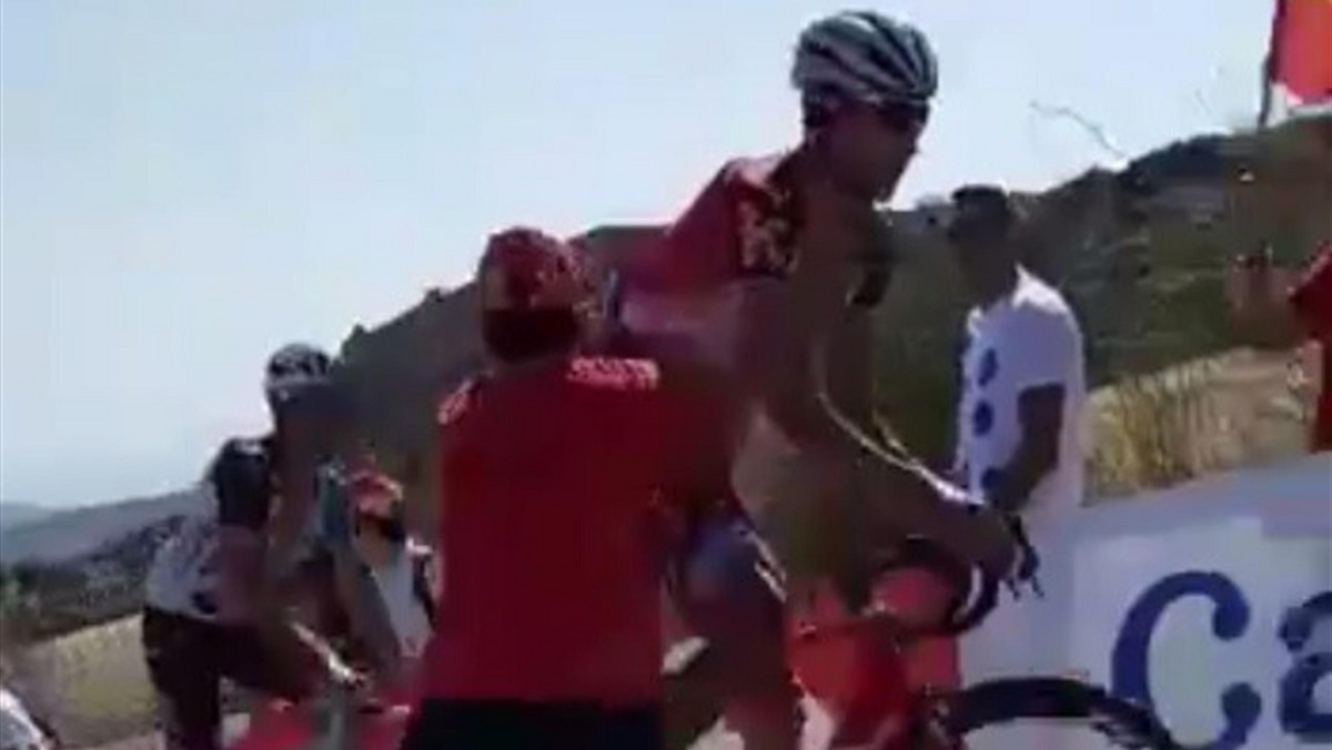 Do oburzających scen doszło na trasie 12. etapu Vuelta a Espana. Na ostatnim podjeździe, około 18 kilometrów, przed metą kibic pchnął i przewrócił kolarza grupy Katusha - Alpecin Maksima Bielkowa. Wcześniej doszło do dziwnego incydentu z udziałem policjanta, który wepchnął pod motocykl kibica.