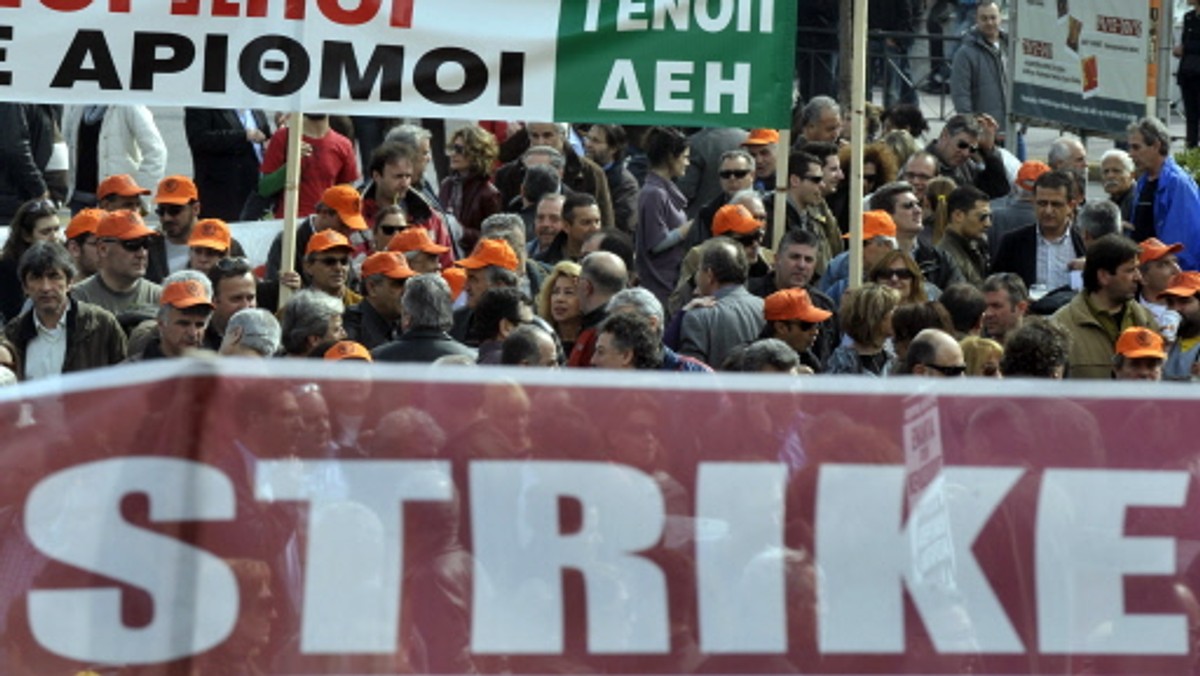 Szpitale publiczne w Grecji przyjmują pacjentów tylko w nagłych sytuacjach z powodu 24-godzinnego strajku lekarzy. Pracę przerwali też pracownicy transportu publicznego protestując przeciwko posunięciom oszczędnościowym rządu.