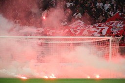 skandal na pge narodowym przyćmił remis polski z holandią. kibice rzucili na murawę race