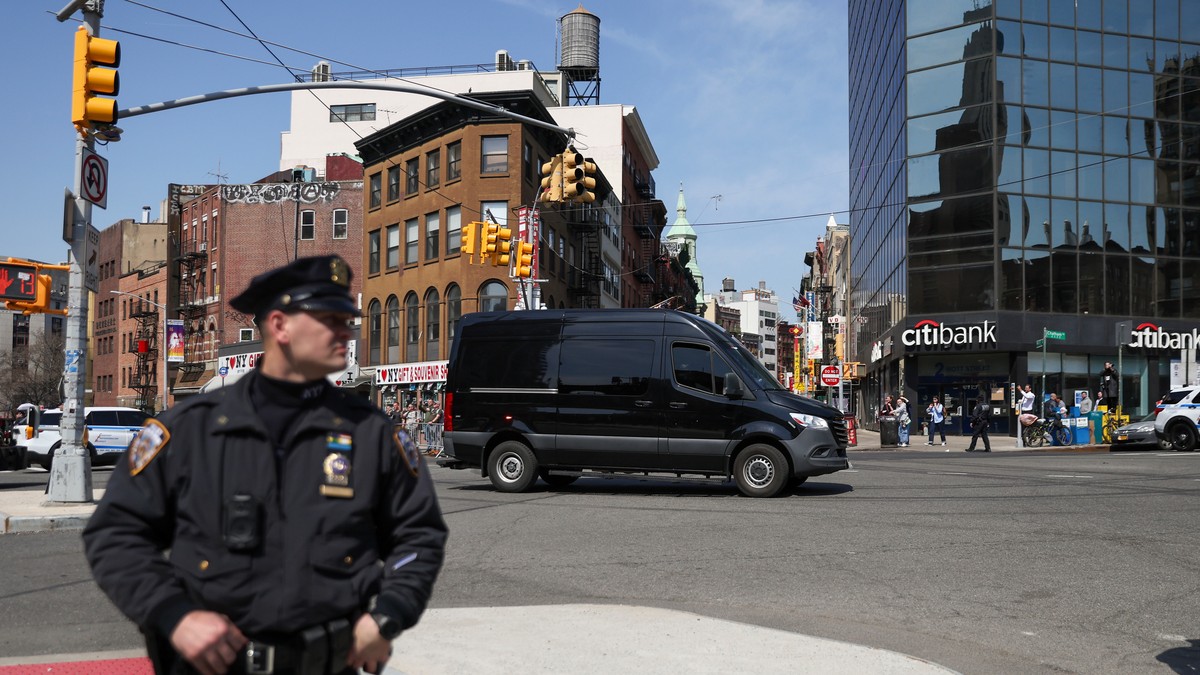 Vozilo sa Nikolasom Madurom u Njujorku nakon suđenja 26. marta