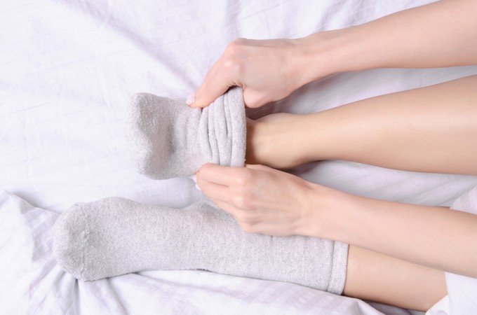 Zokniban alvás – egészséges vagy ártalmas? A szakértők szerint ez az igazság