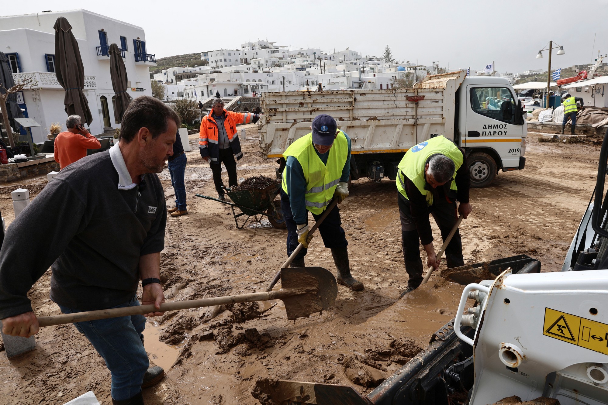 Následky silnej búrky, ktorá vyvolala na gréckom ostrove Paros rozsiahle záplavy.