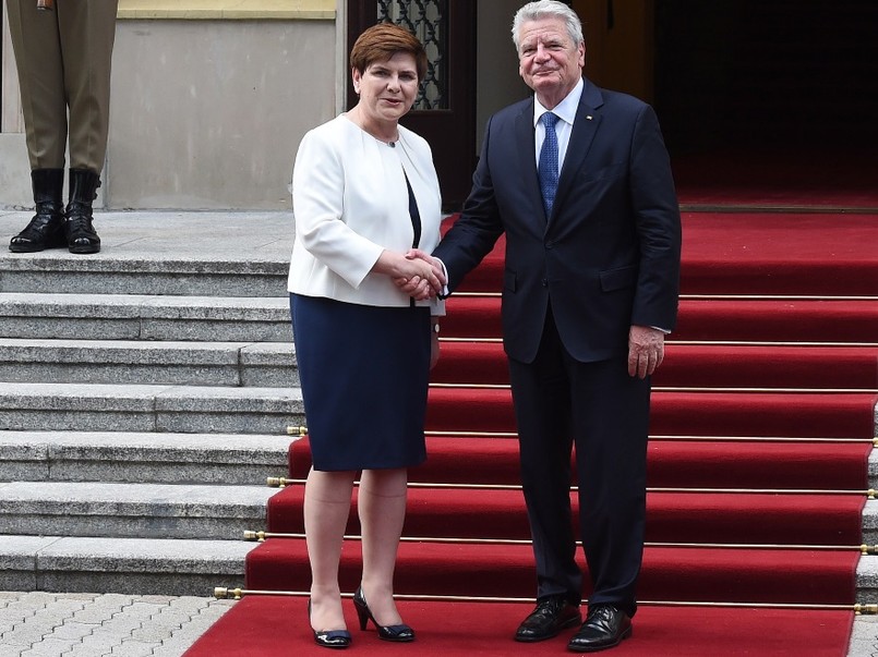 Aż strach pomyśleć, jak ciasne musiały być podkolanówki, które pani premier zdjęła chwilę przed spotkaniem z prezydentem Niemiec...