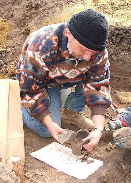 Archeolog podczas wykopalisk (fot. Bigholy93, lic. CC BY-SA 4.0)