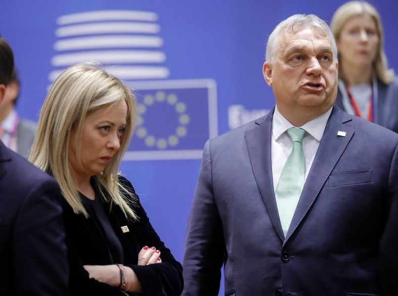 Premier Włoch Giorgia Meloni i premier Węgier Viktor Orban uczestniczą w szczycie UE w Brukseli, Belgia, 23 marca 2023 r.