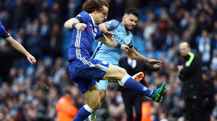 Agüero (jobbra) csúnyán megrúgta David Luizt a City-Chelsea meccsen / Fotó: AFP