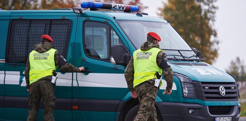 Wypadek pod Mińskiem Mazowieckim. Pojazd wojskowy wypadł z drogi