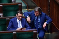 Matusz Morawiecki i Michał Dworczyk na sali sejmowej, Warszawa, maj 2020 r.