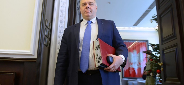 Sasin wbija szpilę Tuskowi: Być może powinni przybyć heroldowie z zaproszeniem
