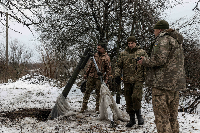 Ukraińscy żołnierze 57. brygady przygotowują moździerz na swojej pozycji bojowej w kierunku Kupiańska, 24 listopada 2023 r.