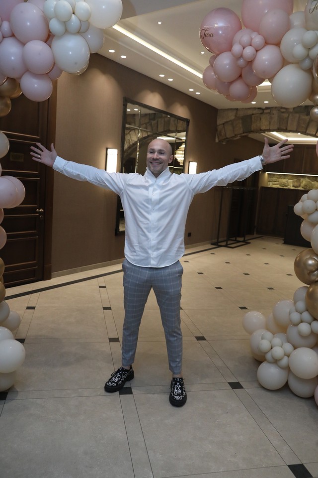 Za ovu proslavu, Aleksandar se opredelio za jedan prestižni prestonički restoran.