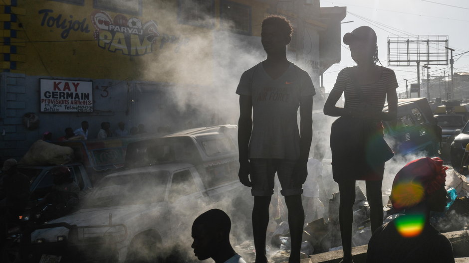 Ludzie gromadzą się na ulicy, gdzie znaleziono kilka ciał w Port-au-Prince. Haiti, 18 marca 2024 r.
