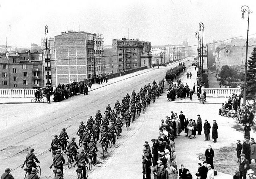 Wojska niemieckie na moście podczas II wojny światowej.