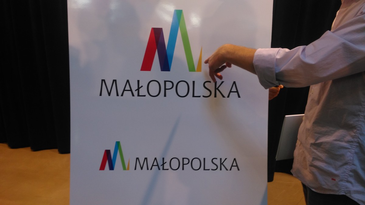 Województwo Małopolskie ma od dzisiaj nowe logo, które zastąpi poprzednie używane od 15 lat. Jak przekonują władze województwa, nowe logo jest potrzebne, bowiem stare – jak wynika z badań ekspertów z branży turystycznej i marketingu miejsc – słabo wyróżniało markę Małopolski. Nowy symbol ma łączyć nowoczesność i tradycję.