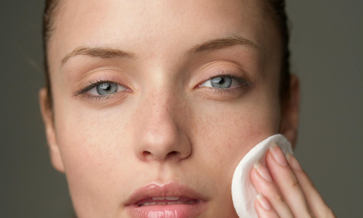 Bez trudu usuwa choćby wodoodporny makijaż, a do tego wygładza cerę jak dobry krem. W składzie sama natura