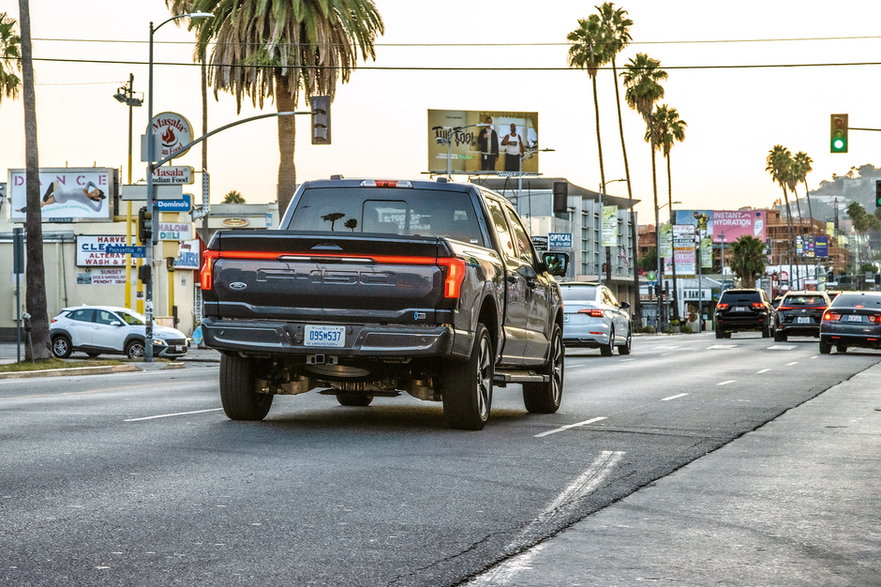 Dla wielkomiejskiego kowboja: elektryczny Ford F-150 pokonuje ciasne ulice Hollywood Hills i wzbudza sensację na słynnym Sunset Boulevard