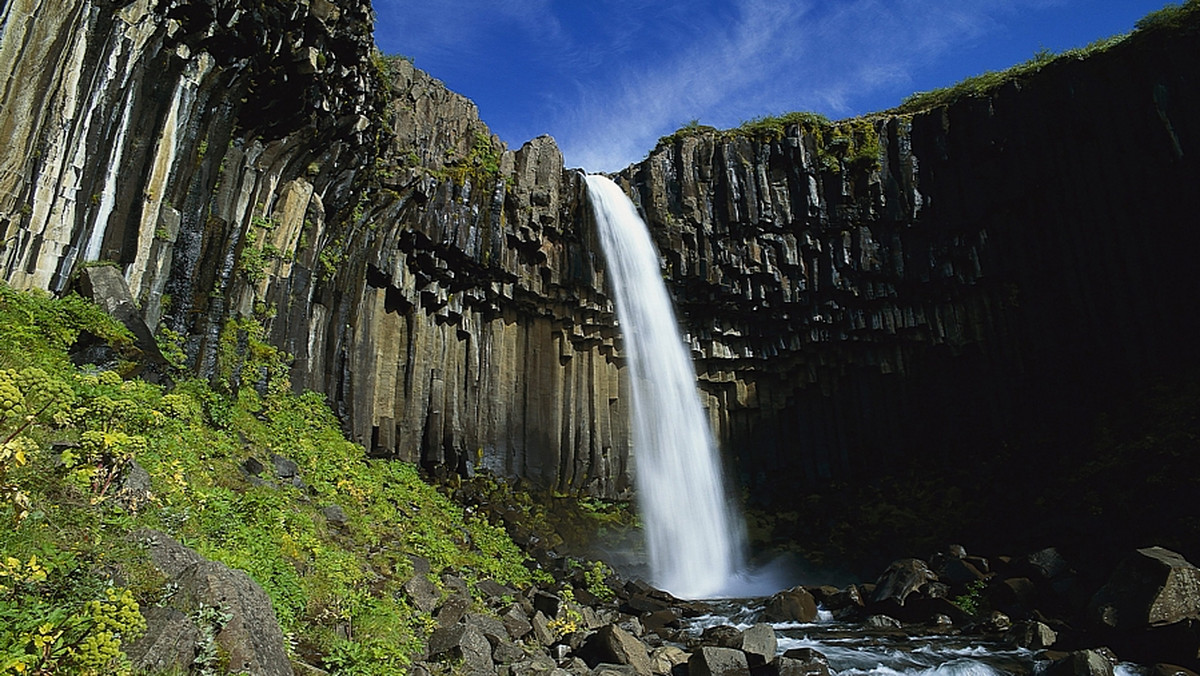 Islandzki park narodowy Skaftafell kryje w sobie jeden z najbardziej spektakularnych cudów Ziemi. I chociaż nie znajdziemy go w dziesiątce największych wodospadów świata, to niepowtarzalny wygląd wodospadu Svartifoss czyni go jednym z najbardziej charakterystycznych na świecie.