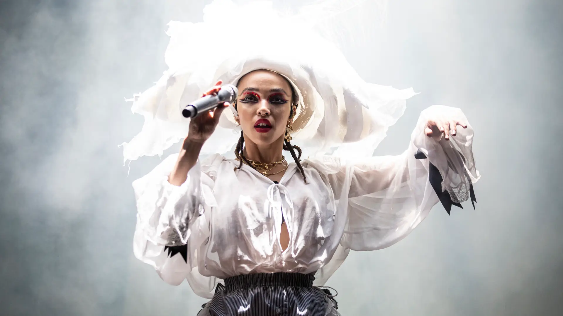 FKA Twigs - teatralność, awangarda i komercyjny sznyt.  Recenzja "Magdalene"